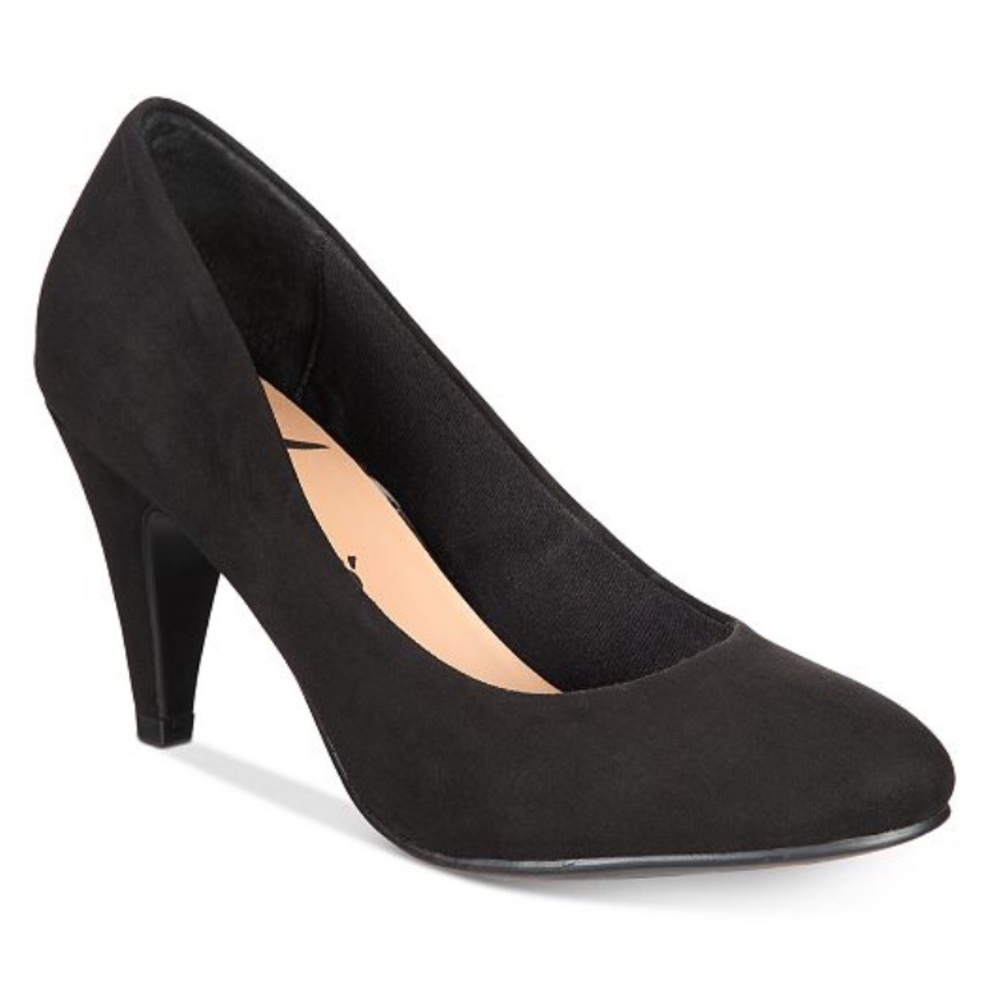Black pumps
